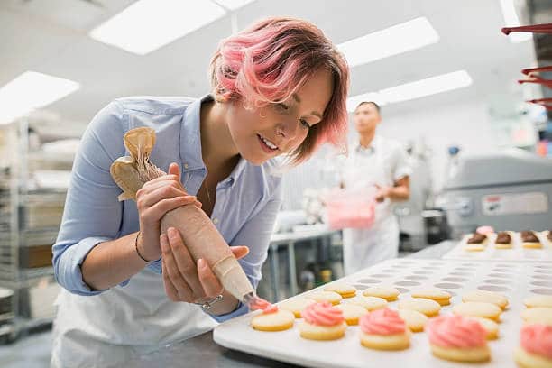 Boulangère qui prépare des pâtisseries