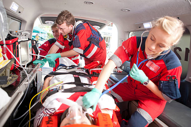 Equipe d'ambulanciers intervenant en urgence auprès d'une victime