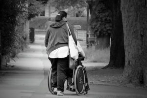 L'aide à domicile accompange les personnes âgées, handicapées ou en situation de maladie.