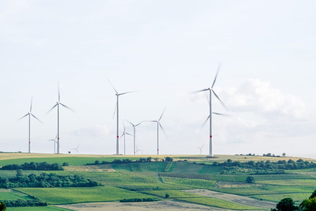 Un paysage avec un champ d'éoliennes