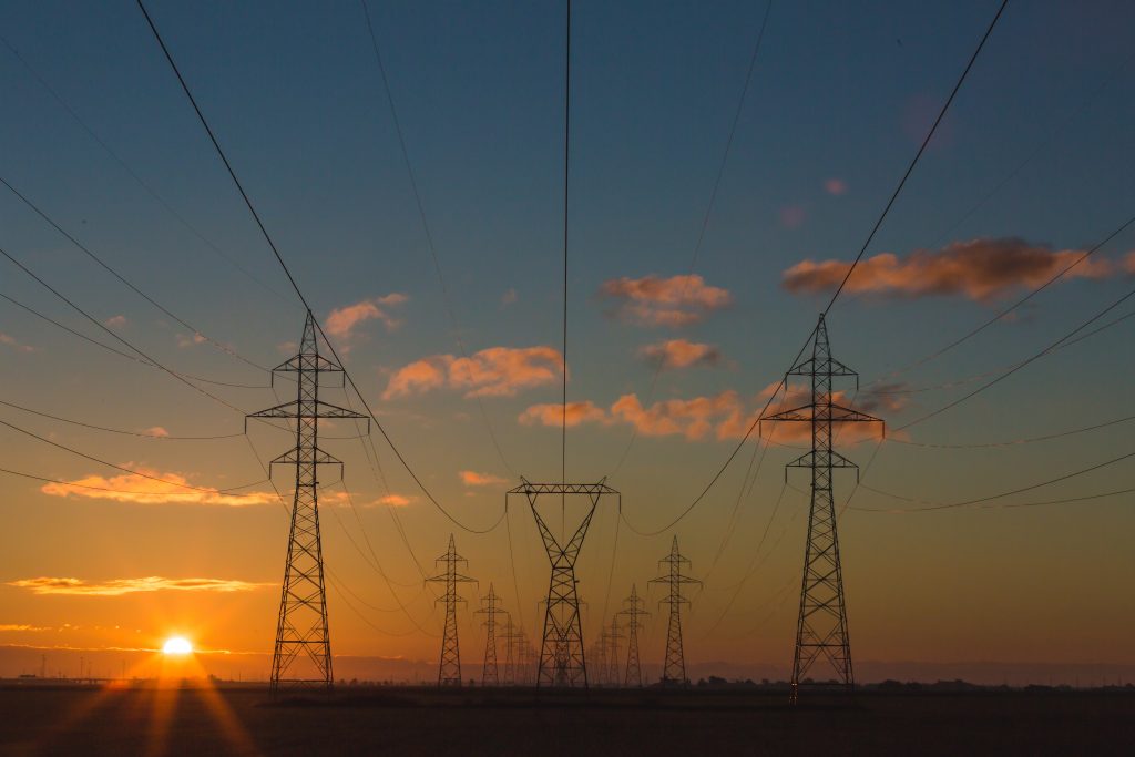 Un coucher de soleil sur des lignes electriques