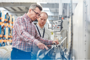 hommes travaillant dans une usine