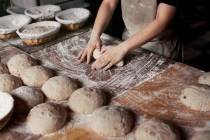 Boulanger qui pétrit de la pâte à pain