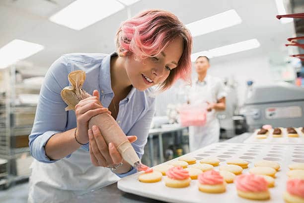 Boulangère qui prépare des pâtisseries