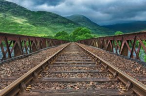rails sur un pont au milieu de la nature