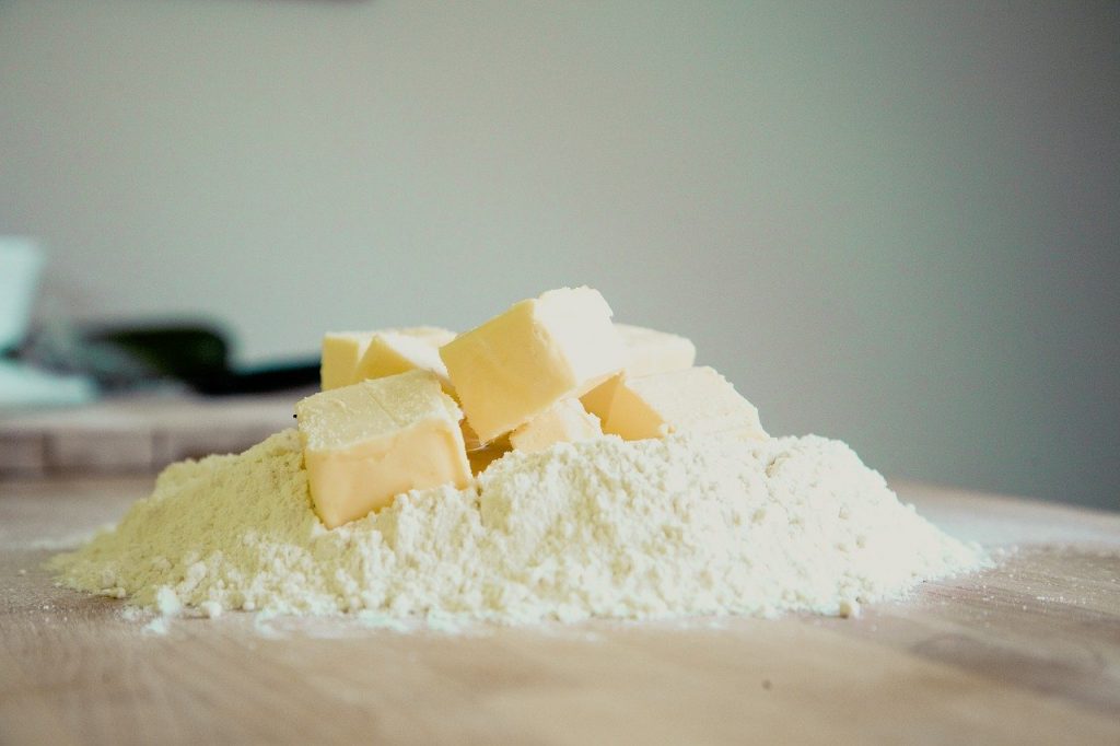carrés de beurre sur un tas de farine