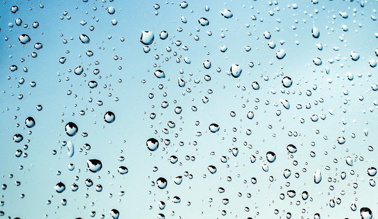 gouttes de pluie contre une vitre